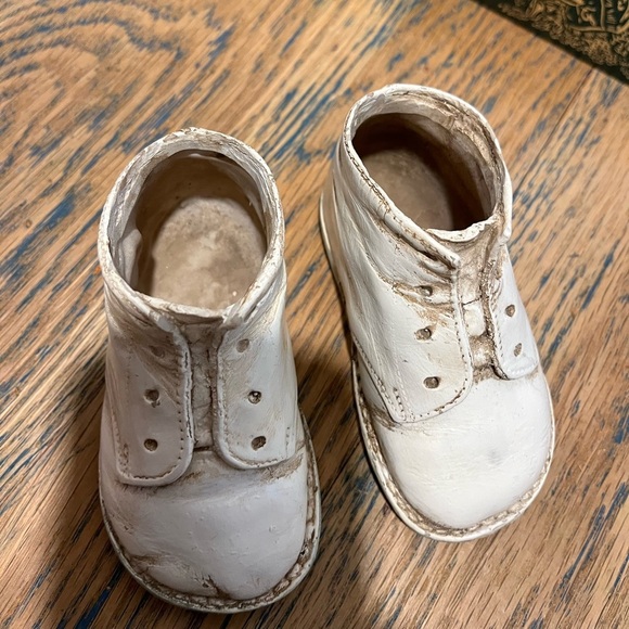 VINTAGE CERAMIC BABY SHOES – WHITE GLAZED – DECOR COLLECTIBLE - Picture 6 of 7